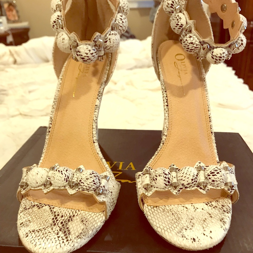 Alaia look 👀 a like heels. Gorgeous on trend!